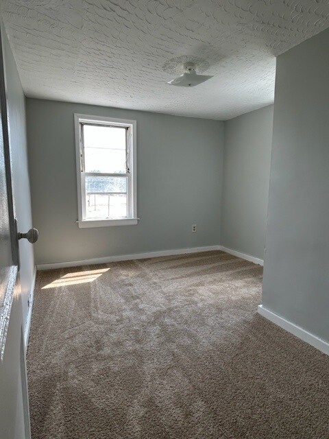 Building Photo - 889 Battles Ave