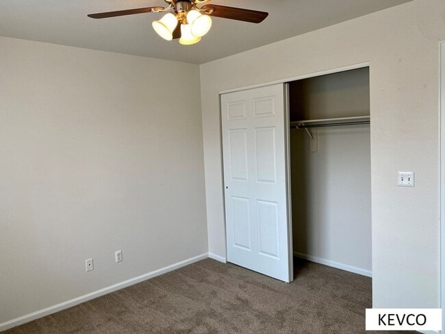 Building Photo - Spacious Townhouse with Central AC