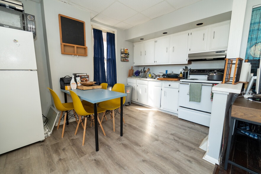 Building Photo - 165 Kendall Ave