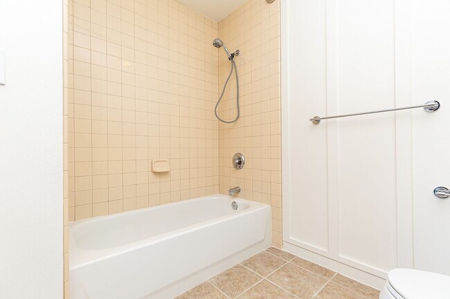 Building Photo - ***2 BED 2 BATH CONDO***PET-FRIENDLY***ASS...