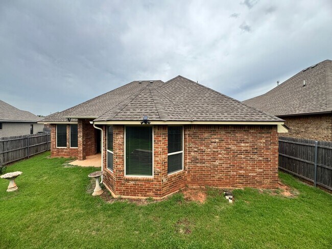 Building Photo - 3 Bed 2 Bath in Edmond!