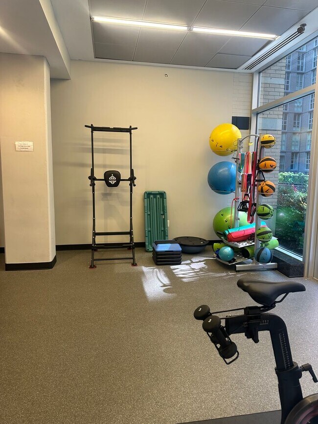 Building Photo - 1 Bedroom 1 Bath Condo Near Capitol Hill