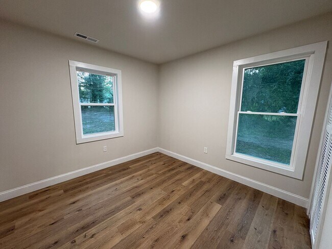 Building Photo - Modern Comfort & Convenient Living