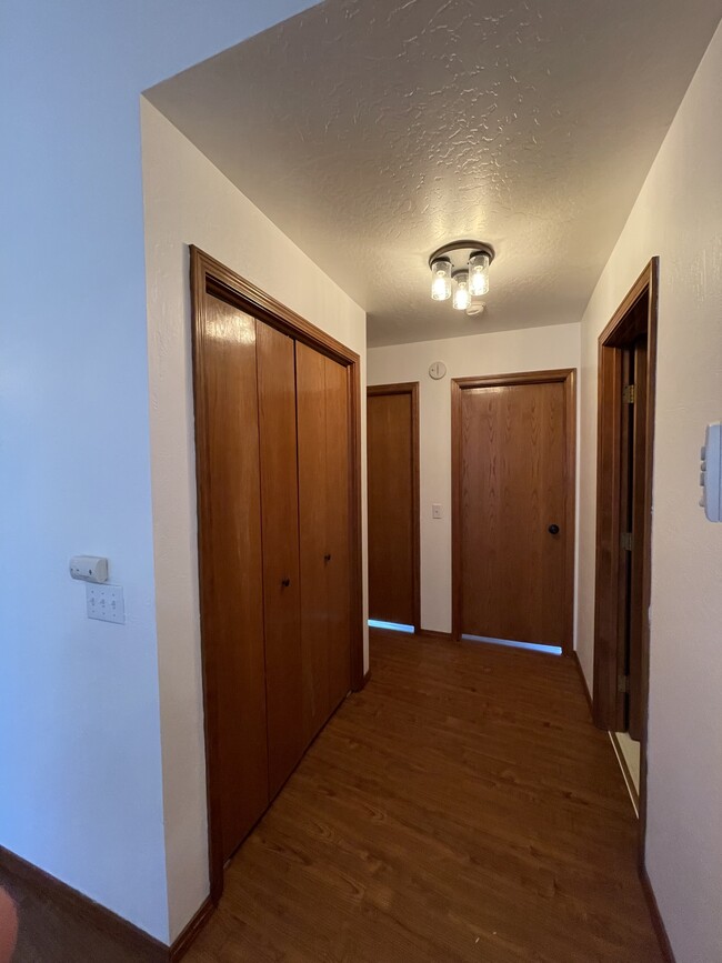 Hallway w/ closet - 1181-1 E Dellwood St