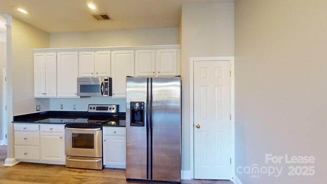 Building Photo - 785 Garden District Dr