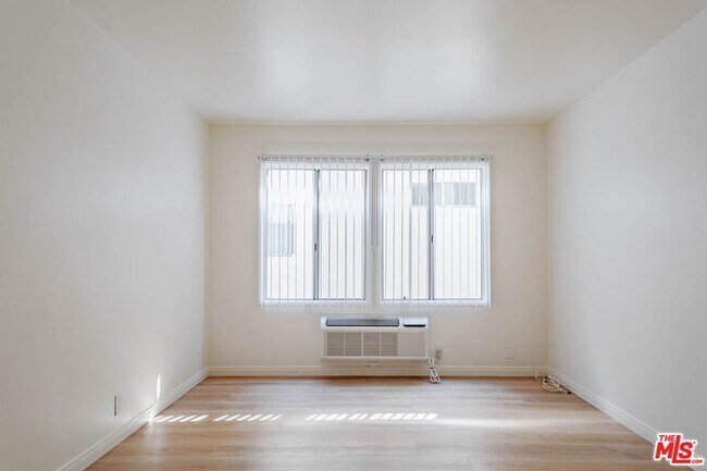 Building Photo - 758 N Hudson Ave