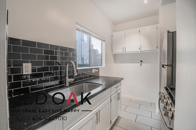 Building Photo - 250 Loma Dr