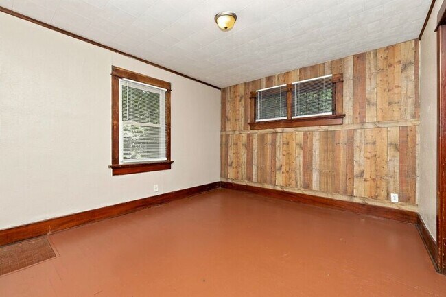Building Photo - 147 W Hudson Ave