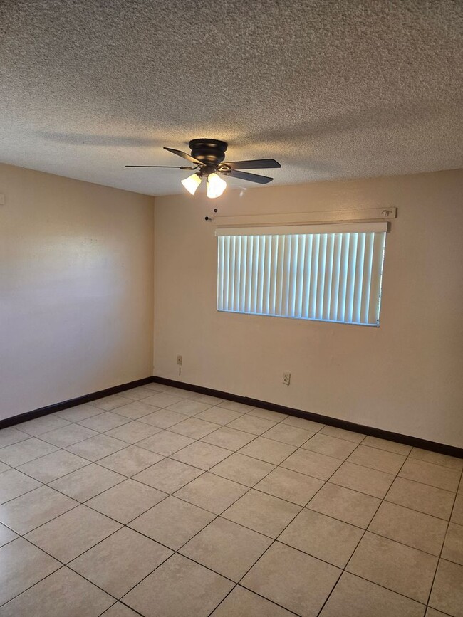 Building Photo - SPACIOUS 2 BEDROOM 1 BATH DUPLEX LOCATED I...