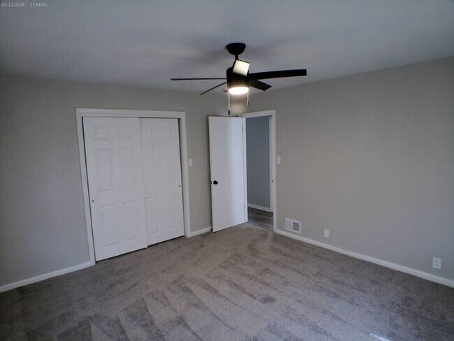 Building Photo - Beautiful 2 bedrooms and 2 baths with vanity located on S Hawthorne Ave in Independence, convenie...