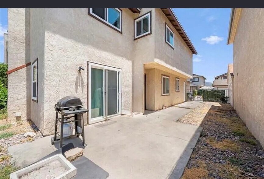 Building Photo - 4842 Village Green Way