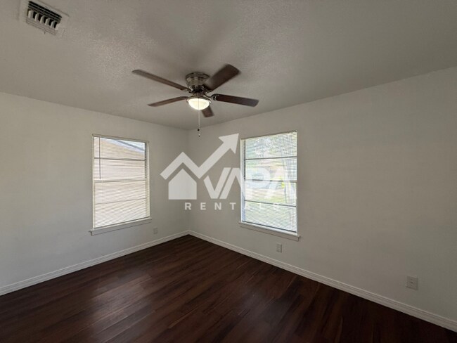 Building Photo - 1719 Farwell Dr
