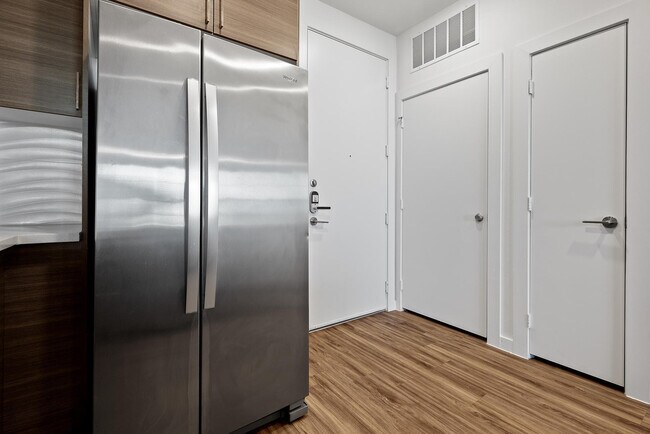 Building Photo - 2425 E Riverside Dr