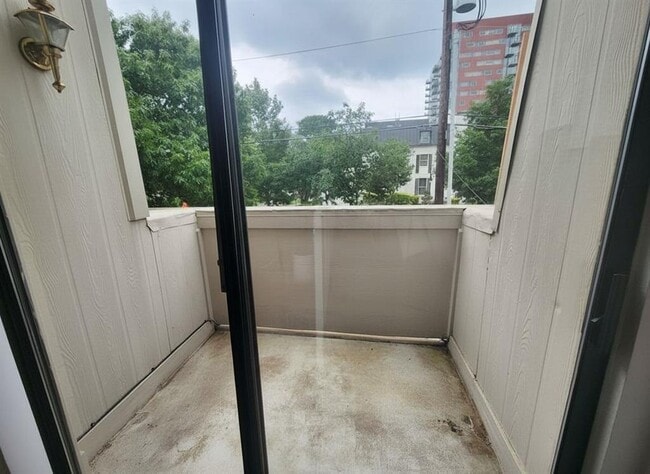 Building Photo - 701 W 25th St