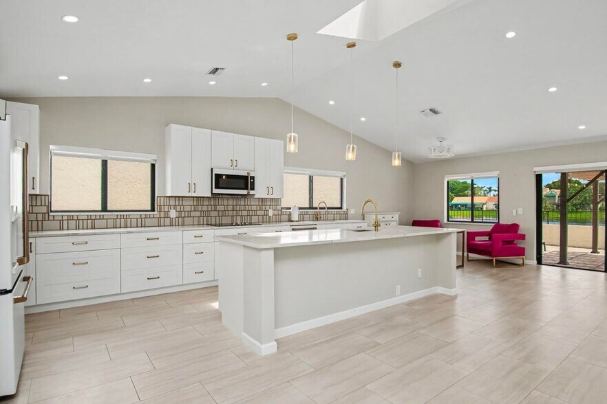 Building Photo - 21460 Laguna Dr