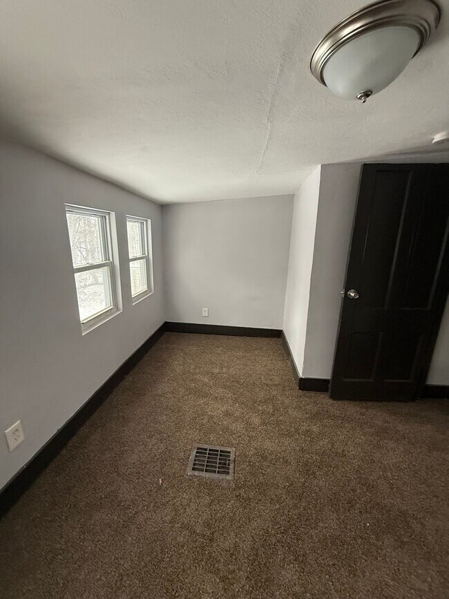 Building Photo - Cleveland East Side Single