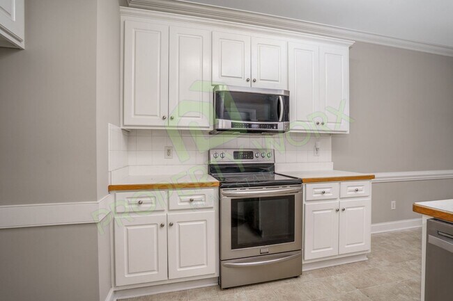 Building Photo - Executive Style Rental in Red Oak