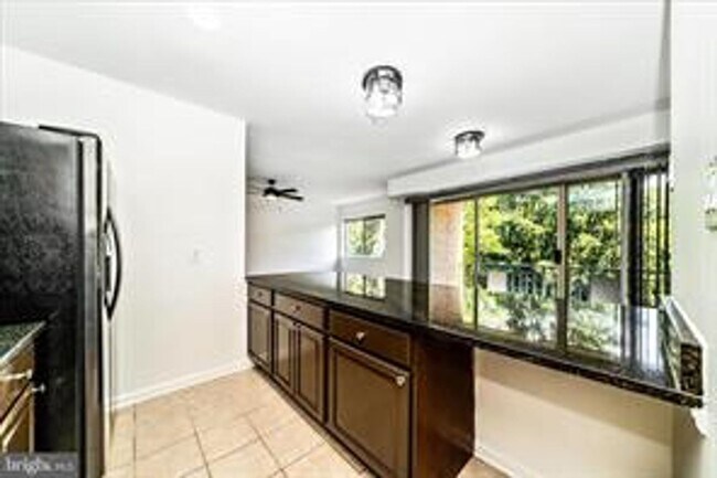 Building Photo - TOP FLOOR CONDO WITH QUIET VIEW