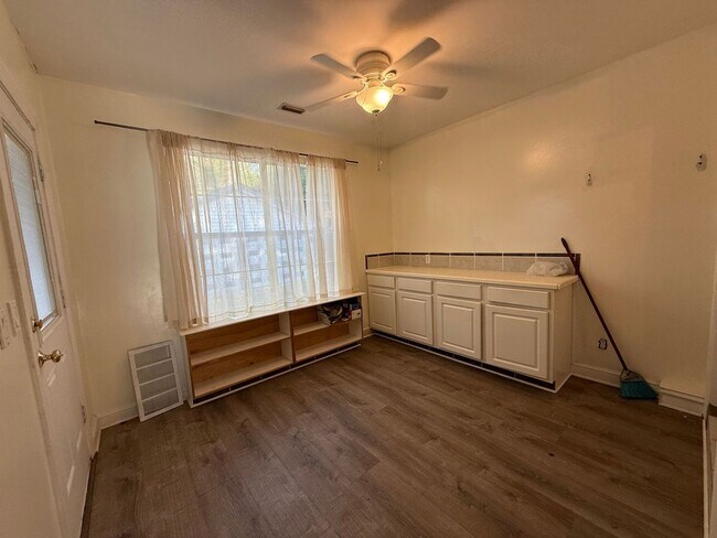 Building Photo - Gulf Breeze Proper - Casablanca - 2 bed, 1 bath