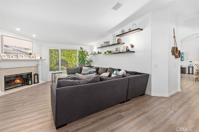 Building Photo - 600 Cliff Dr