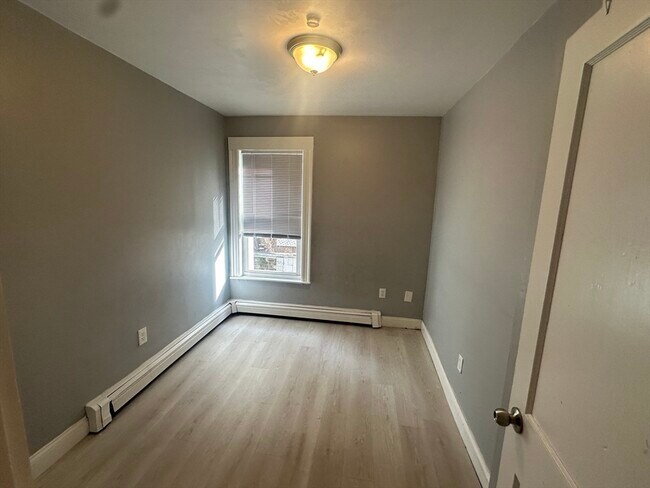 Building Photo - 118 Gladstone St