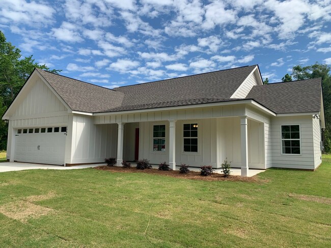 Building Photo - Beautiful Home Available in Opelika!