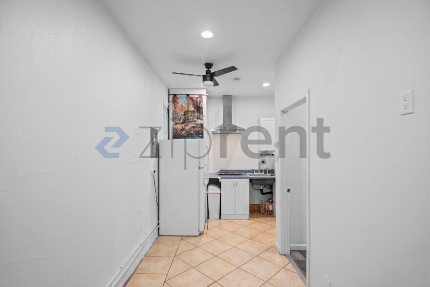 Building Photo - 2661 S King Rd