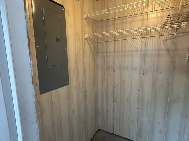 Building Photo - End Unit Townhouse for Rent