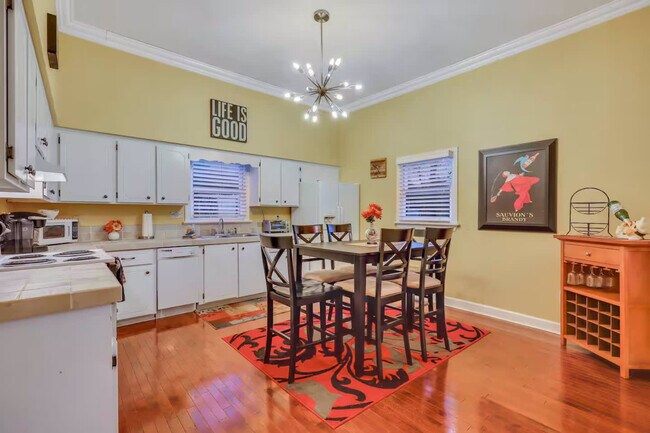 Building Photo - 524 E Duffy St