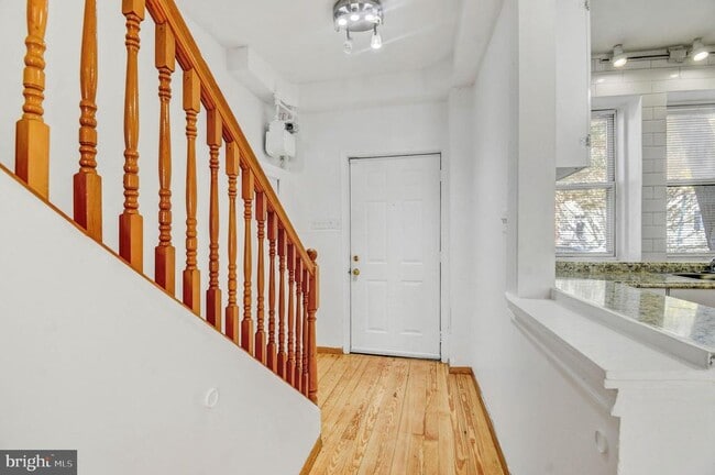 Building Photo - 470 Ridge St NW