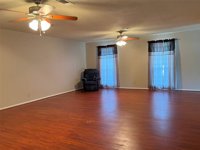 Building Photo - 401 Oakhill Dr