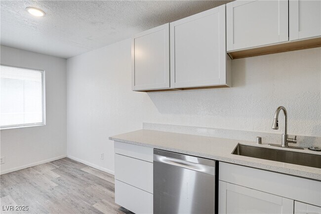 Building Photo - 304 Orland St