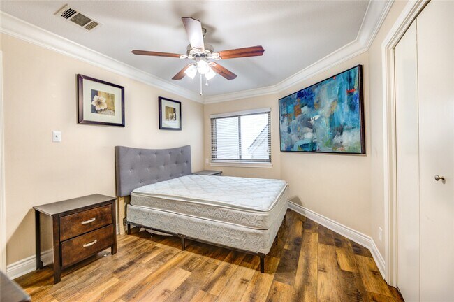 Building Photo - 2527 Potomac Dr