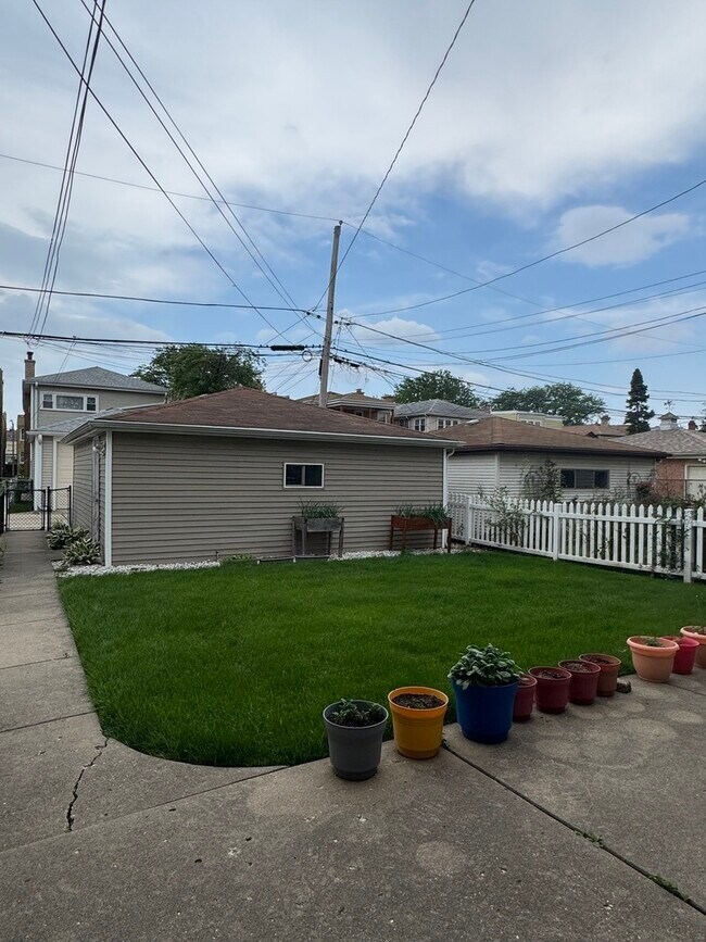 Building Photo - 4947 N Mason Ave