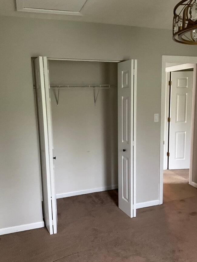 Building Photo - Large 3 Bedroom 2.5 bath townhome with additional finished room.