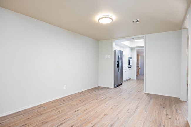 Building Photo - 1940 Leslie Dr