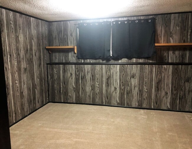 Building Photo - 4 Bed, 2 Bath House with 2-Car GARAGE!!
