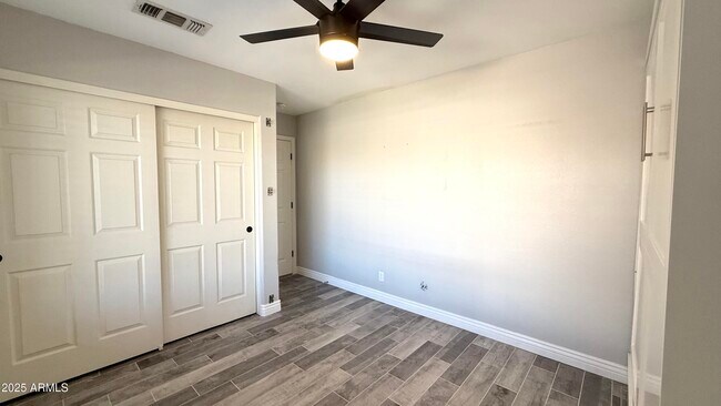 Building Photo - 151 W Shamrock St