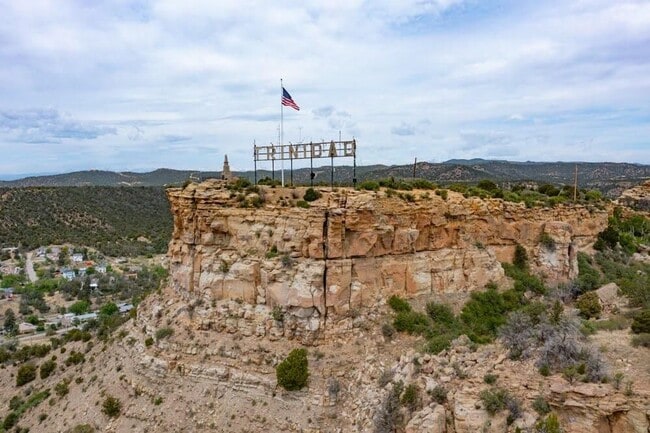 Building Photo - 4 bedroom 2 bath Home