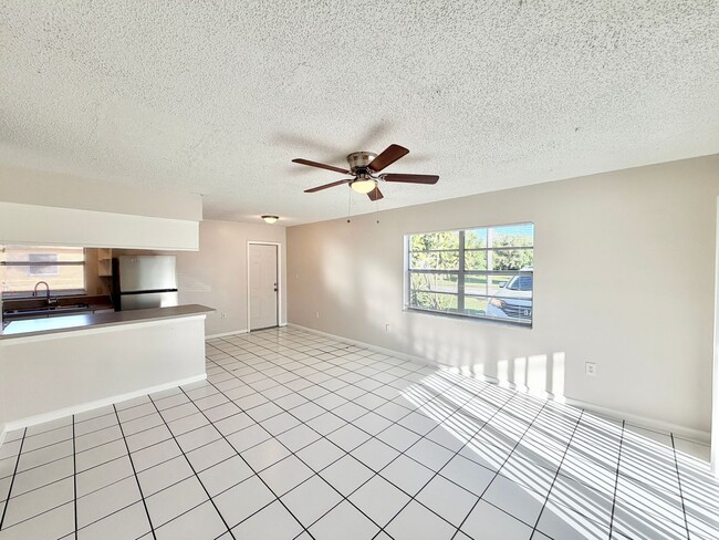 Building Photo - ** BONITA SPRINGS ** 2 BED / 1 BATH ** PET...