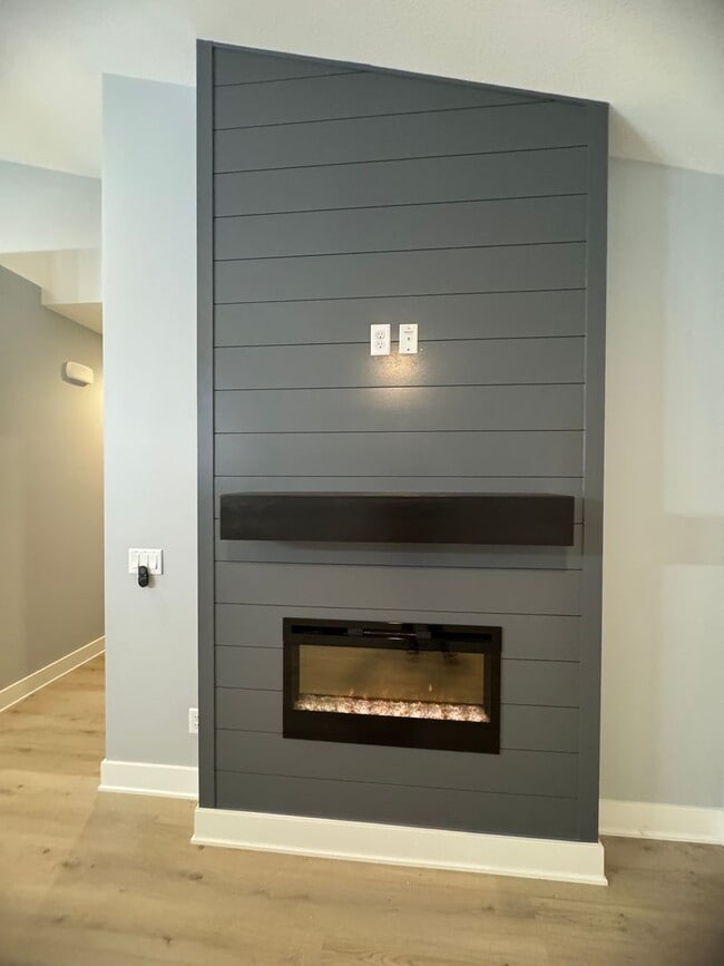 Building Photo - 2 Bedroom 2 bath Townhome in East Moline