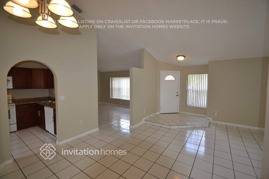 Building Photo - 9900 SW 59th Ct