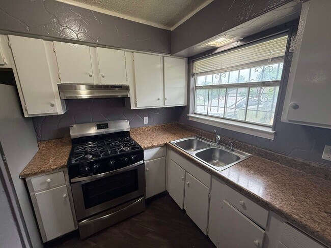 Building Photo - Conveniently Located Haven Near Austin Hotspots