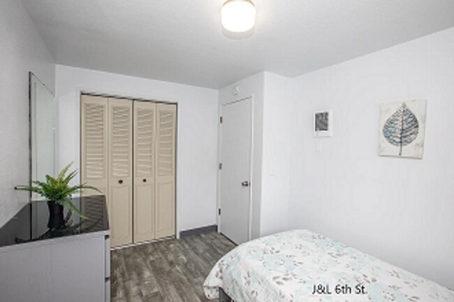 Building Photo - Corvallis Triplex