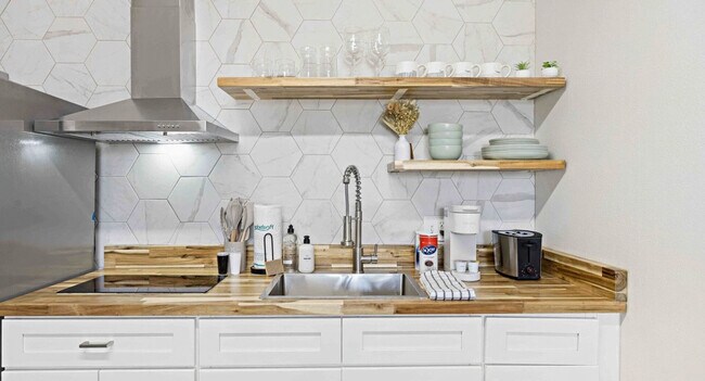 Building Photo - 556 Coral Ct