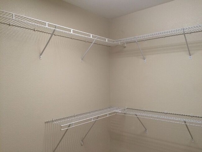Building Photo - Carry Over Showing: This property has been...
