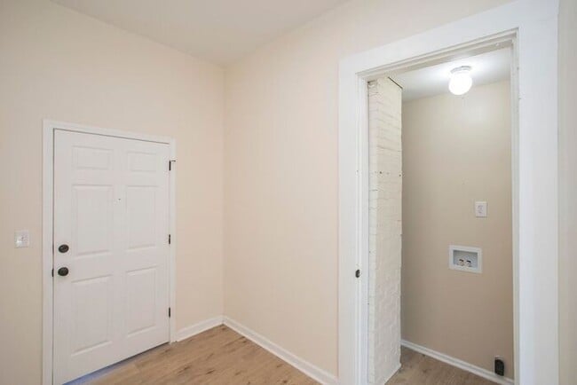 Building Photo - $400 Off First Month! LOCATION! Charming 1/1 Bed Bath Downtown!