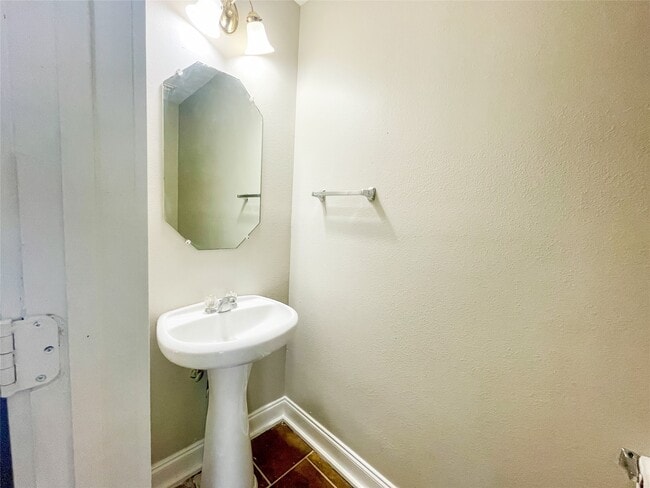 Building Photo - 11913 Longwood Garden Way