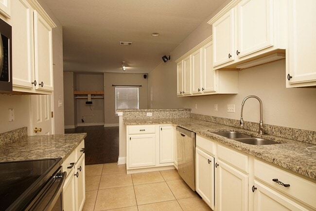 Building Photo - Central Niceville Location