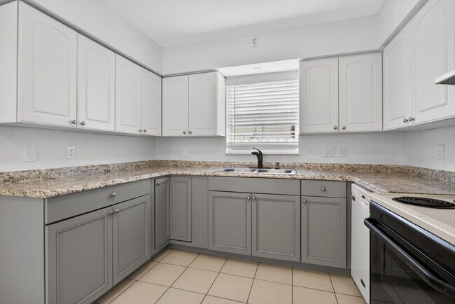 Building Photo - 536 SE 20th Ave